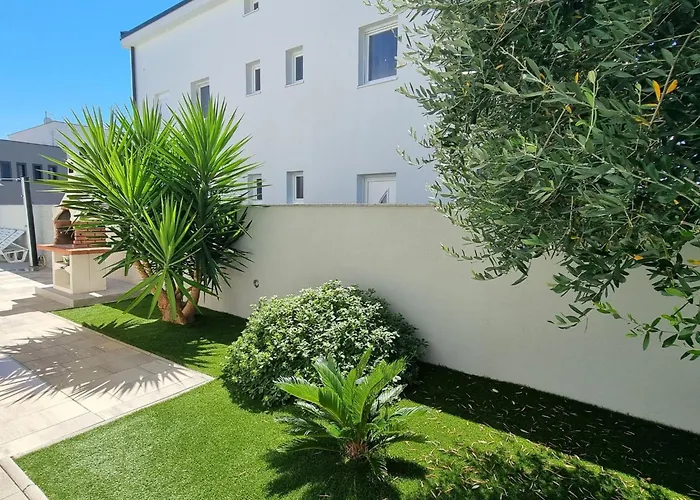 Erdgeschoss-ferienwohnung Mit Garten Und Pool By Interhome *