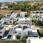 Erdgeschoss-ferienwohnung Mit Garten Und Pool By Interhome شقة
