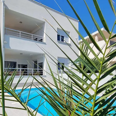 Erdgeschoss-ferienwohnung Mit Garten Und Pool By Interhome Daire
