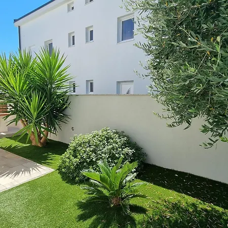 Erdgeschoss-ferienwohnung Mit Garten Und Pool By Interhome *