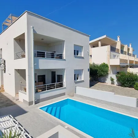 Erdgeschoss-ferienwohnung Mit Garten Und Pool By Interhome *