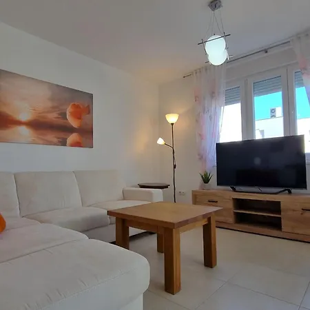 Erdgeschoss-ferienwohnung Mit Garten Und Pool By Interhome *