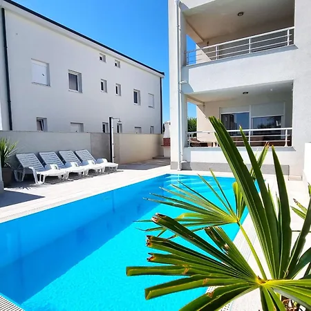 Daire Erdgeschoss-ferienwohnung Mit Garten Und Pool By Interhome